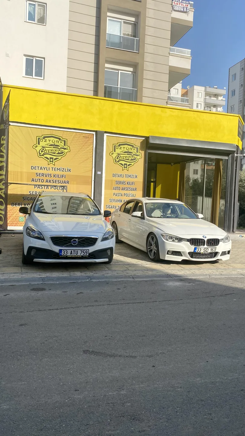 Öztürk Garage önünde iki beyaz otomobil