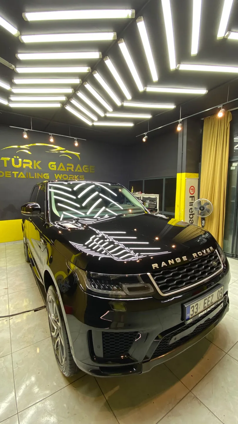 LED ışıklar altında siyah SUV